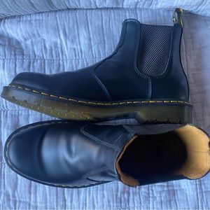 black dr martens 2976 chelsea boots